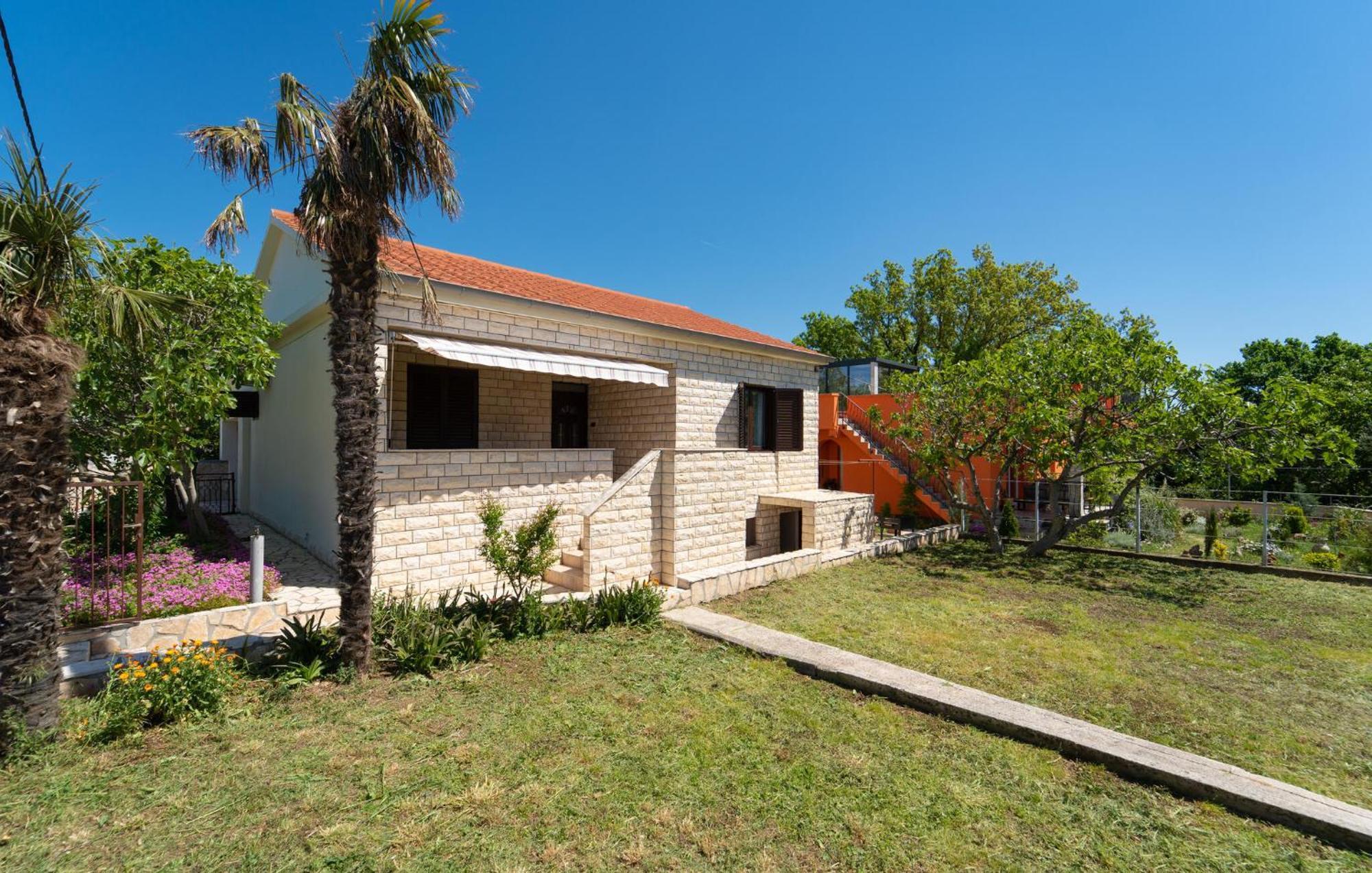 2 Bedroom Gorgeous In Holiday home *